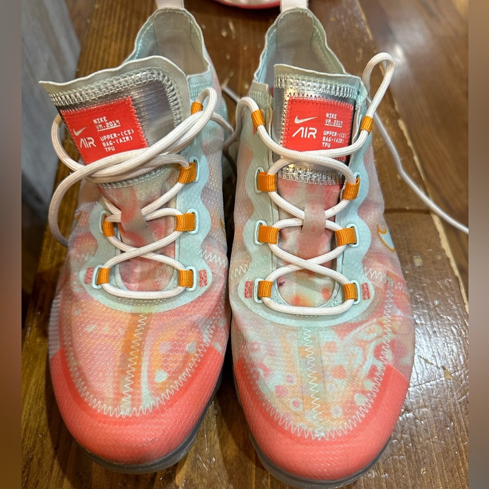 2019
Wmns Air VaporMax 2019 QS 'Teal
Tint Ember'
Size 9 good condition